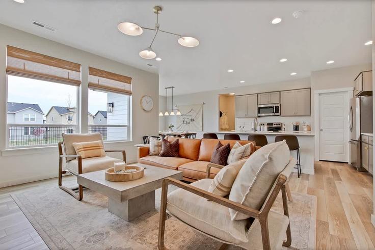 Salle de séjour élégante avec mobilier moderne dans un appartement à Building South Iceberg Lake Avenue - premium-rentals-1 - 1638228 à Meridian, Meridian Salle de séjour élégante avec mobilier moderne dans un appartement à Building South Iceberg Lake Avenue - premium-rentals-1 - 1638228 à Meridian, Meridian