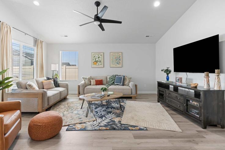 Salle de séjour élégante avec mobilier moderne dans un appartement à Building North Glassford Avenue - premium-rentals-1 - 1638226 à Meridian, Meridian Salle de séjour élégante avec mobilier moderne dans un appartement à Building North Glassford Avenue - premium-rentals-1 - 1638226 à Meridian, Meridian