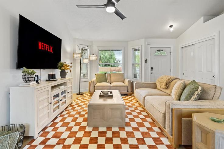 Elegant gestaltetes Wohnzimmer mit moderner Einrichtung in einer Wohnung im Building West Fringetree Street - premium-rentals-1 - 1638227 in Boise, Boise