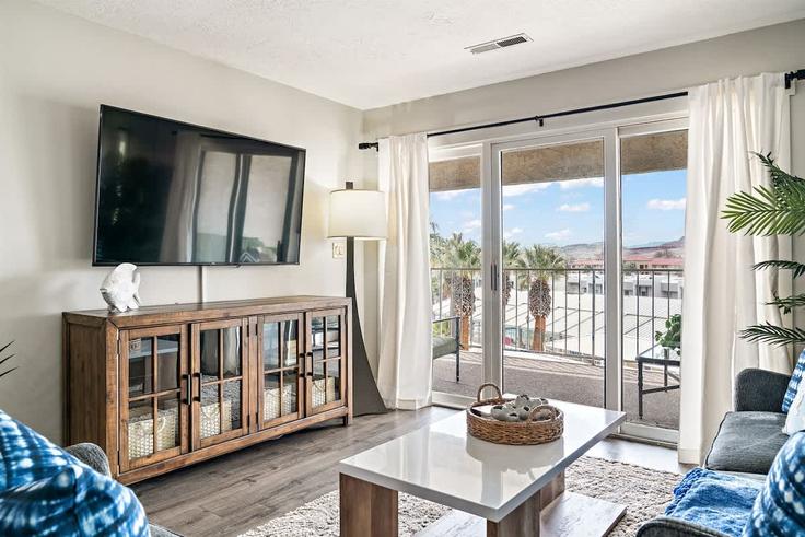 St. George St. GeorgeのBuilding West Canyon View Drive - premium-rentals-1 - 1638243のアパートメントにある、モダンな家具を備えたエレガントなデザインのリビングルーム