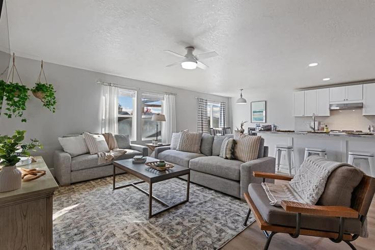 Salle de séjour élégante avec mobilier moderne dans un appartement à Building East Red Rock Street - premium-rentals-1 - 1638260 à Meridian, Meridian Salle de séjour élégante avec mobilier moderne dans un appartement à Building East Red Rock Street - premium-rentals-1 - 1638260 à Meridian, Meridian