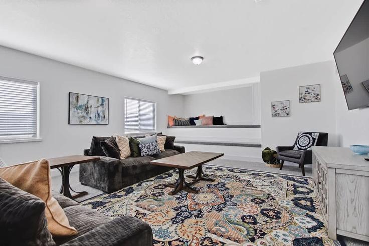 Salle de séjour élégante avec mobilier moderne dans un appartement à Building South Merrivale Place - premium-rentals-1 - 1638233 à Meridian, Meridian