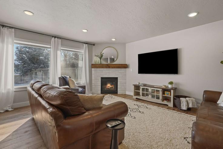 Salle de séjour élégante avec mobilier moderne dans un appartement à Building West Tango Creek Drive - premium-rentals-1 - 1638240 à Meridian, Meridian Salle de séjour élégante avec mobilier moderne dans un appartement à Building West Tango Creek Drive - premium-rentals-1 - 1638240 à Meridian, Meridian