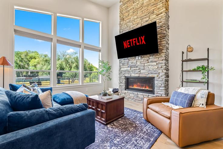 Elegant gestaltetes Wohnzimmer mit moderner Einrichtung in einer Wohnung im Building West Bluebird Lane - premium-rentals-1 - 1638217 in Boise, Boise Elegant gestaltetes Wohnzimmer mit moderner Einrichtung in einer Wohnung im Building West Bluebird Lane - premium-rentals-1 - 1638217 in Boise, Boise