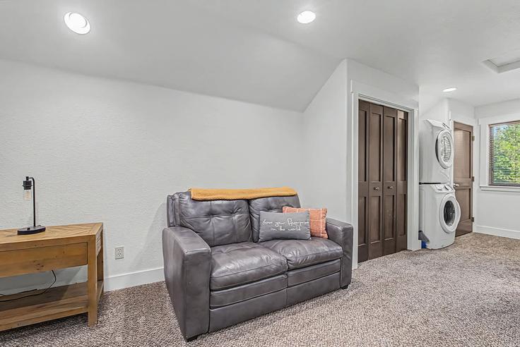 Salle de séjour élégante avec mobilier moderne dans un appartement à Building Broken Rein Road - premium-rentals-1 - 1638277 à McCall, McCall Salle de séjour élégante avec mobilier moderne dans un appartement à Building Broken Rein Road - premium-rentals-1 - 1638277 à McCall, McCall