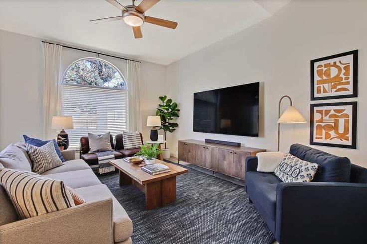 Elegant gestaltetes Wohnzimmer mit moderner Einrichtung in einer Wohnung im Building West Sedona Drive - premium-rentals-1 - 1638249 in Boise, Boise