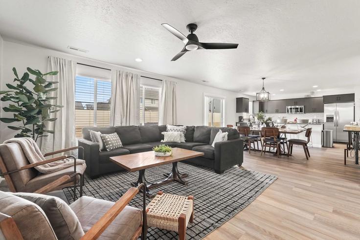 Salle de séjour élégante avec mobilier moderne dans un appartement à Building West Redwood Creek Drive - premium-rentals-1 - 1638262 à Meridian, Meridian Salle de séjour élégante avec mobilier moderne dans un appartement à Building West Redwood Creek Drive - premium-rentals-1 - 1638262 à Meridian, Meridian