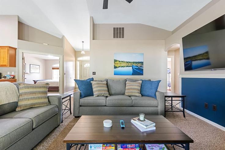 Salle de séjour élégante avec mobilier moderne dans un appartement à Building West San Remo Court - premium-rentals-1 - 1638235 à Meridian, Meridian Salle de séjour élégante avec mobilier moderne dans un appartement à Building West San Remo Court - premium-rentals-1 - 1638235 à Meridian, Meridian
