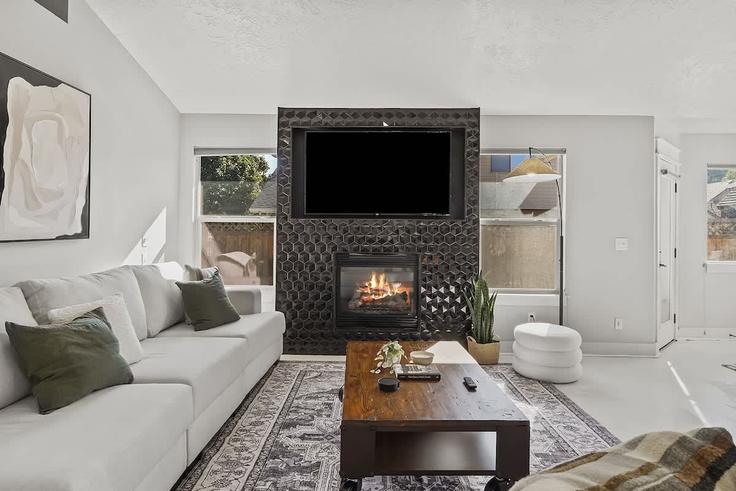 Boise, Boise에 위치한 Building West Silverbirch Street - premium-rentals-1 - 1638245 유닛의 세련된 인테리어가 돋보이는 거실 Boise, Boise에 위치한 Building West Silverbirch Street - premium-rentals-1 - 1638245 유닛의 세련된 인테리어가 돋보이는 거실