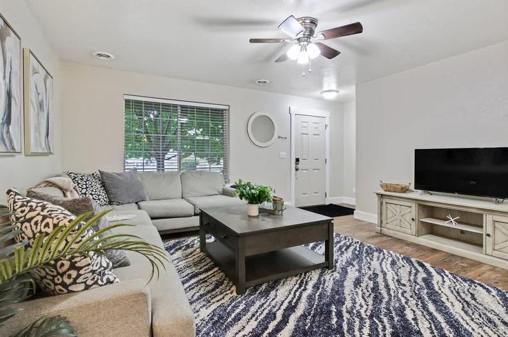 Boise, Boise에 위치한 Building West Foxfire Street - premium-rentals-1 - 1638229 유닛의 세련된 인테리어가 돋보이는 거실 Boise, Boise에 위치한 Building West Foxfire Street - premium-rentals-1 - 1638229 유닛의 세련된 인테리어가 돋보이는 거실