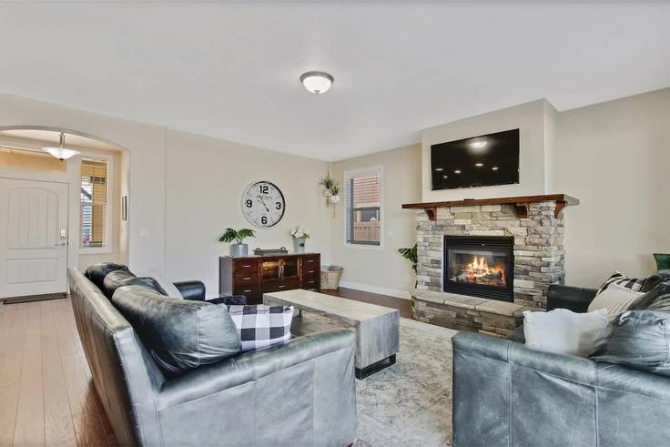 Salle de séjour élégante avec mobilier moderne dans un appartement à Building North Adale Avenue - premium-rentals-1 - 1638222 à Meridian, Meridian Salle de séjour élégante avec mobilier moderne dans un appartement à Building North Adale Avenue - premium-rentals-1 - 1638222 à Meridian, Meridian