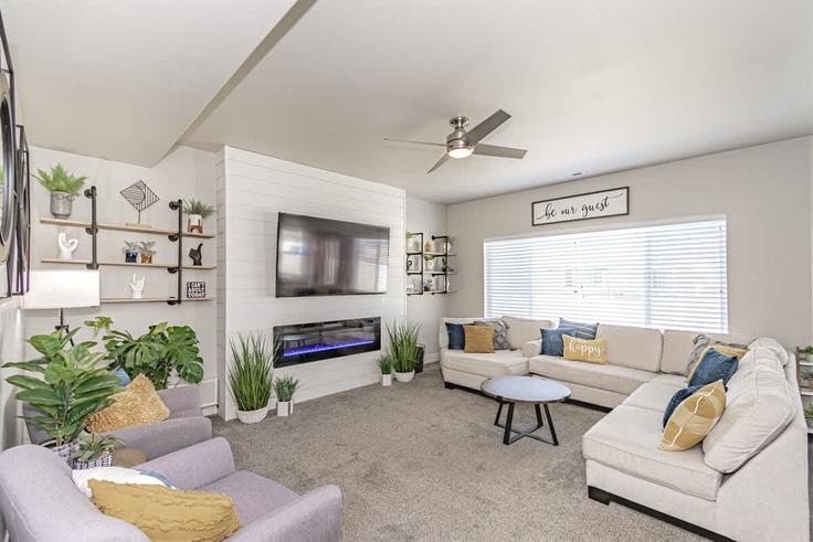 Rexburg, Rexburg에 위치한 Building Monroe Drive - premium-rentals-1 - 1638244 유닛의 세련된 인테리어가 돋보이는 거실
