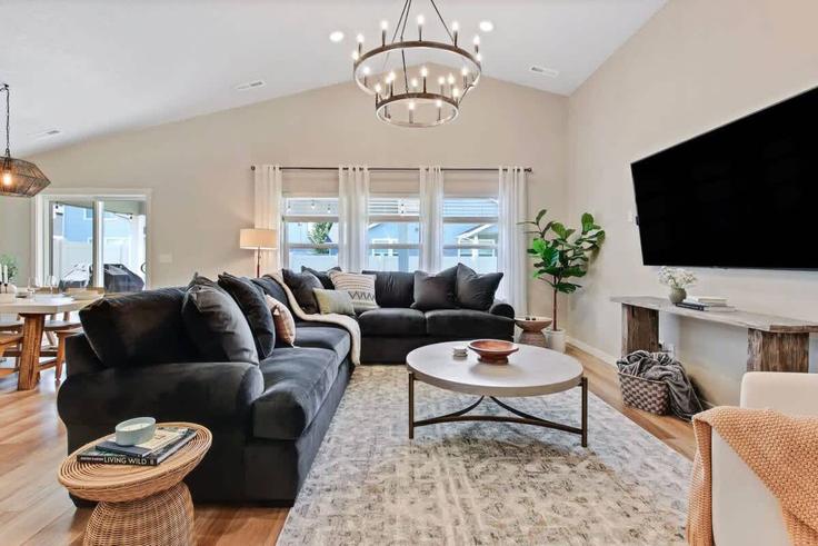 Salle de séjour élégante avec mobilier moderne dans un appartement à Building West Waukesha Street - premium-rentals-1 - 1638236 à Meridian, Meridian Salle de séjour élégante avec mobilier moderne dans un appartement à Building West Waukesha Street - premium-rentals-1 - 1638236 à Meridian, Meridian