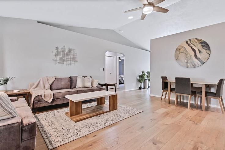 Elegant gestaltetes Wohnzimmer mit moderner Einrichtung in einer Wohnung im Building North Stonehenge Way - premium-rentals-1 - 1638237 in Meridian, Meridian Elegant gestaltetes Wohnzimmer mit moderner Einrichtung in einer Wohnung im Building North Stonehenge Way - premium-rentals-1 - 1638237 in Meridian, Meridian