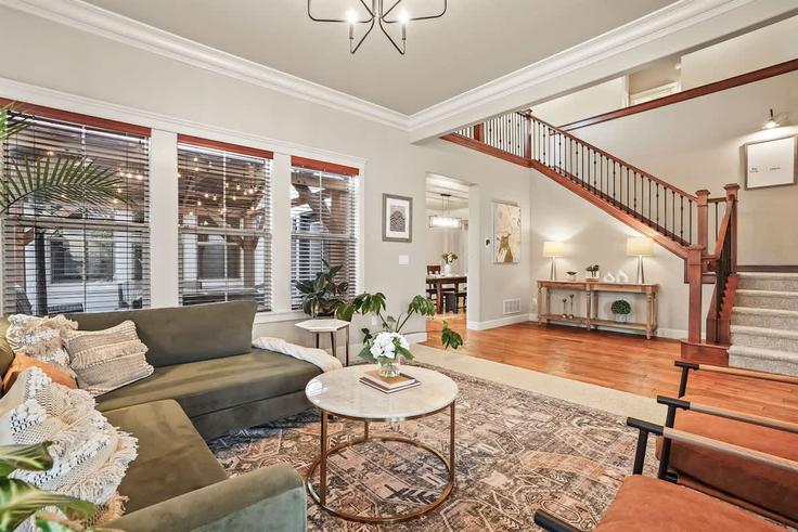 Salle de séjour élégante avec mobilier moderne dans un appartement à Building East San Pedro Street - premium-rentals-1 - 1638246 à Meridian, Meridian Salle de séjour élégante avec mobilier moderne dans un appartement à Building East San Pedro Street - premium-rentals-1 - 1638246 à Meridian, Meridian