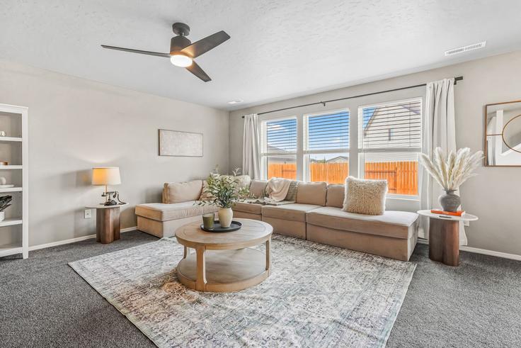 Building Nisene Drive - premium-rentals-2 - 1642432 adresindeki bir dairede modern mobilyalarla zarif bir şekilde tasarlanmış oturma odası Caldwell, Caldwell Building Nisene Drive - premium-rentals-2 - 1642432 adresindeki bir dairede modern mobilyalarla zarif bir şekilde tasarlanmış oturma odası Caldwell, Caldwell