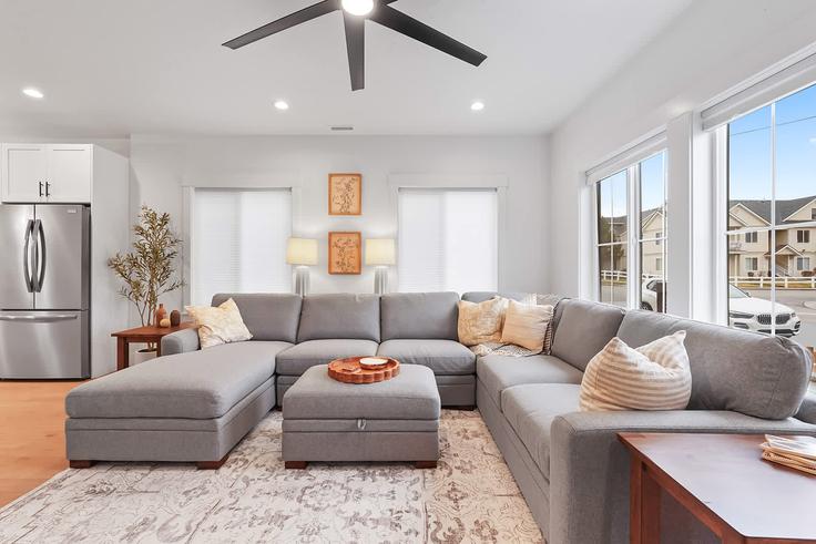 Elegant gestaltetes Wohnzimmer mit moderner Einrichtung in einer Wohnung im Building West Highland Street - premium-rentals-2 - 1642450 in Boise, Boise Elegant gestaltetes Wohnzimmer mit moderner Einrichtung in einer Wohnung im Building West Highland Street - premium-rentals-2 - 1642450 in Boise, Boise