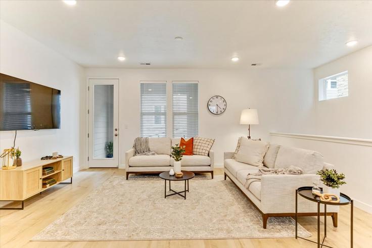 Salle de séjour élégante avec mobilier moderne dans un appartement à Building East 460 South - premium-rentals-2 - 1642472 à American Fork, American Fork Salle de séjour élégante avec mobilier moderne dans un appartement à Building East 460 South - premium-rentals-2 - 1642472 à American Fork, American Fork