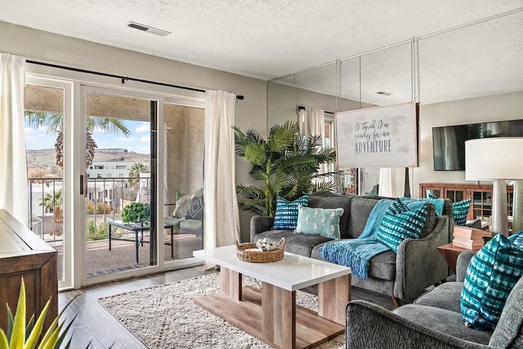 Salle de séjour élégante avec mobilier moderne dans un appartement à Building West Canyon View Drive - premium-rentals-2 - 1642461 à St. George, St. George