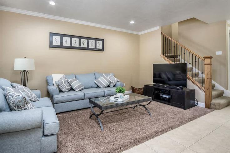 Elegante sala de estar con mobiliario moderno en un apartamento en Building West 880 North - premium-rentals-2 - 1642471 en Orem, Orem