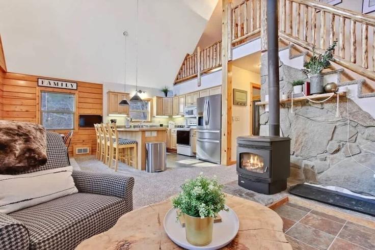 Salle de séjour élégante avec mobilier moderne dans un appartement à Building Warren Wagon Road - premium-rentals-2 - 1642498 à McCall, McCall Salle de séjour élégante avec mobilier moderne dans un appartement à Building Warren Wagon Road - premium-rentals-2 - 1642498 à McCall, McCall