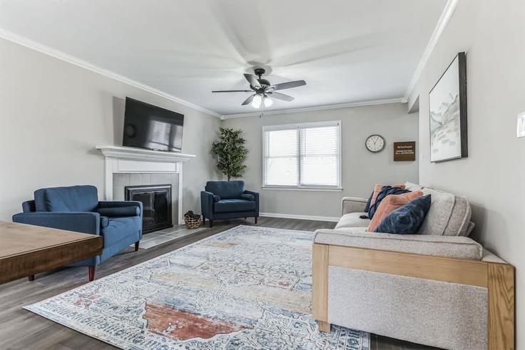 Sala de estar elegantemente projetada com móveis modernos em um apartamento no Building Copperfield Lane - premium-rentals - 1250613 - USA em Madison, Madison