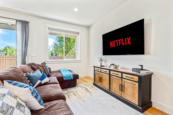 Building West Bluebird Lane - premium-rentals - 1322140 adresindeki bir dairede modern mobilyalarla zarif bir şekilde tasarlanmış oturma odası Boise, Boise Building West Bluebird Lane - premium-rentals - 1322140 adresindeki bir dairede modern mobilyalarla zarif bir şekilde tasarlanmış oturma odası Boise, Boise