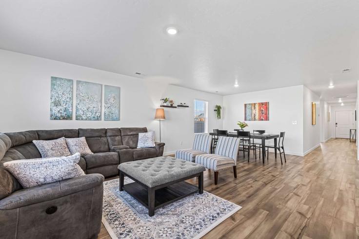 Nampa, Nampa에 위치한 Building E Wishmore St - premium-rentals - 1339220 아파트의 세련된 인테리어가 돋보이는 거실