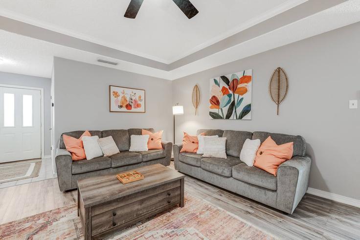 Salle de séjour élégante avec mobilier moderne dans un appartement à Building Winding Star Drive - presana-homes - 1268409 - USA à Corpus Christi, Corpus Christi