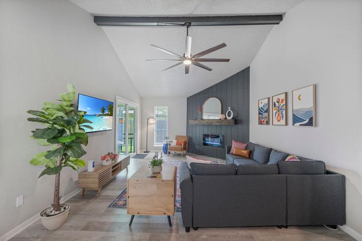 Building Blueridge Mountains Drive - presana-homes - 1268419 - USA adresindeki bir dairede modern mobilyalarla zarif bir şekilde tasarlanmış oturma odası Corpus Christi, Corpus Christi Building Blueridge Mountains Drive - presana-homes - 1268419 - USA adresindeki bir dairede modern mobilyalarla zarif bir şekilde tasarlanmış oturma odası Corpus Christi, Corpus Christi