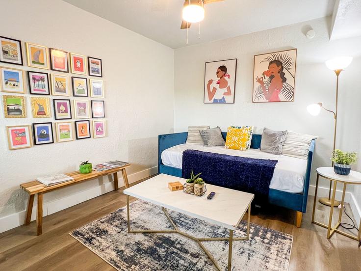 Salle de séjour élégante avec mobilier moderne dans un appartement à Building Morgan Avenue - presana-homes - 1268439 - USA à Corpus Christi, Corpus Christi