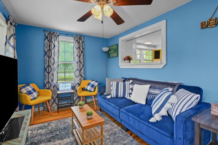 Salle de séjour élégante avec mobilier moderne dans un appartement à Building North Pearl Street - presana-homes - 1268440 - USA à Rockport, Rockport