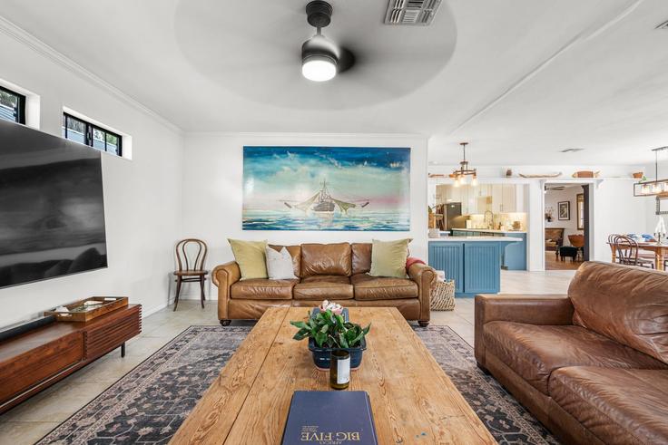 Salle de séjour élégante avec mobilier moderne dans un appartement à Building Naples Street - presana-homes - 1406937 à Corpus Christi, Corpus Christi Salle de séjour élégante avec mobilier moderne dans un appartement à Building Naples Street - presana-homes - 1406937 à Corpus Christi, Corpus Christi