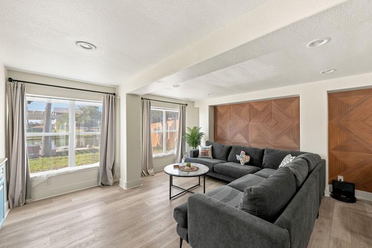 Building Martha Drive - presana-homes - 1695096 adresindeki bir dairede modern mobilyalarla zarif bir şekilde tasarlanmış oturma odası Corpus Christi, Corpus Christi Building Martha Drive - presana-homes - 1695096 adresindeki bir dairede modern mobilyalarla zarif bir şekilde tasarlanmış oturma odası Corpus Christi, Corpus Christi