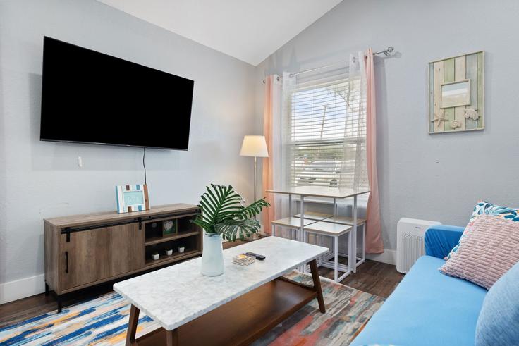 Salle de séjour élégante avec mobilier moderne dans un appartement à Building North Racine Street - presana-homes - 1268431 - USA à Rockport, Rockport