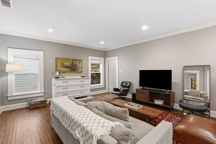 Salle de séjour élégante avec mobilier moderne dans un appartement à Building Byers Avenue - preservation-real-estate - 1643046 à Fort Worth, Fort Worth Salle de séjour élégante avec mobilier moderne dans un appartement à Building Byers Avenue - preservation-real-estate - 1643046 à Fort Worth, Fort Worth