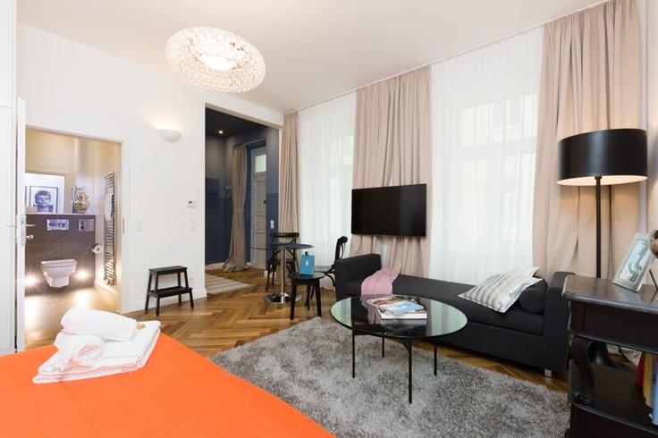Elegant gestaltetes Wohnzimmer mit moderner Einrichtung in einer Wohnung im Building Vierthalergasse - prestige-apartments - 1227762 in Vienna, Vienna Elegant gestaltetes Wohnzimmer mit moderner Einrichtung in einer Wohnung im Building Vierthalergasse - prestige-apartments - 1227762 in Vienna, Vienna