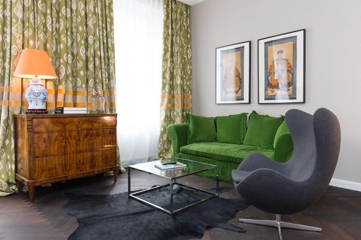 Sala de estar elegantemente projetada com móveis modernos em um apartamento no Building Berggasse - prestige-apartments - 1499961 em Vienna, Vienna