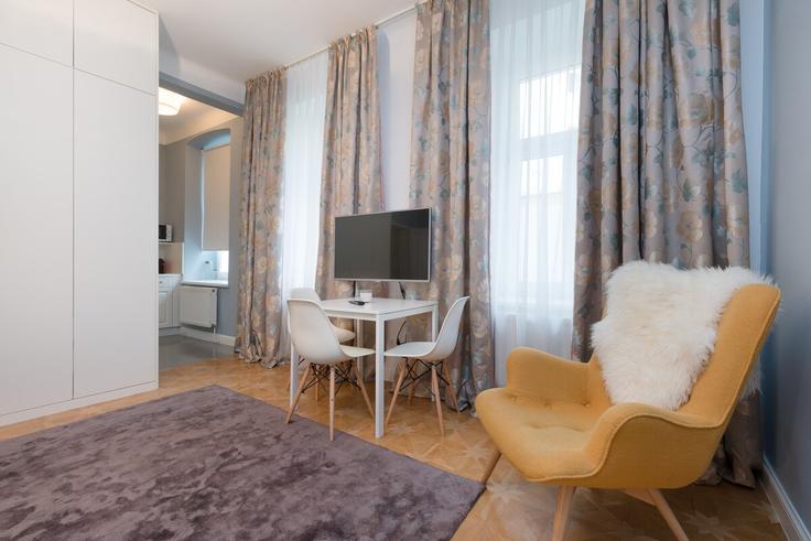Sala de estar elegantemente projetada com móveis modernos em um apartamento no Building Lange Gasse - prestige-apartments - 1380171 em Vienna, Vienna