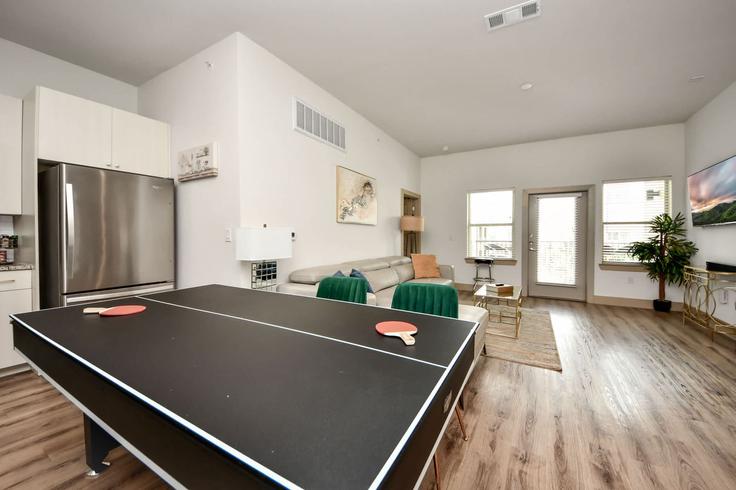 Houston HoustonのBuilding Park Row Boulevard - prestige-property-group-llc - 1604373のアパートメントにある、モダンな家具を備えたエレガントなデザインのリビングルーム Houston HoustonのBuilding Park Row Boulevard - prestige-property-group-llc - 1604373のアパートメントにある、モダンな家具を備えたエレガントなデザインのリビングルーム