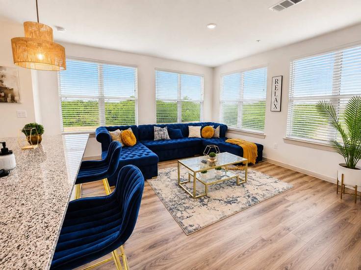 Sala de estar elegantemente projetada com móveis modernos em um apartamento no Building Texas Heritage Parkway - prestige-property-group-llc - 1604254 em Katy, Katy Sala de estar elegantemente projetada com móveis modernos em um apartamento no Building Texas Heritage Parkway - prestige-property-group-llc - 1604254 em Katy, Katy