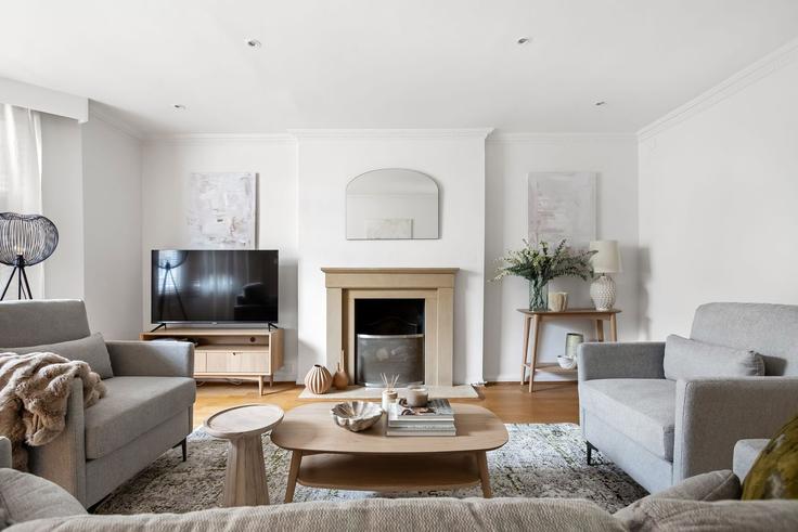 Elegante sala de estar con mobiliario moderno en un apartamento en Building Auriol Road - prime-sa - 1336249 en London Borough of Hammersmith and Fulham, London