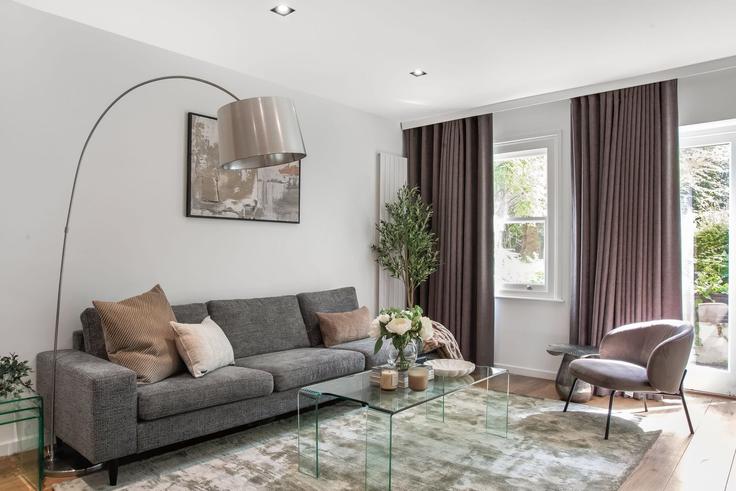 Salle de séjour élégante avec mobilier moderne dans un appartement à Building Pembridge Gardens - prime-sa - 1336247 à City of Westminster, London