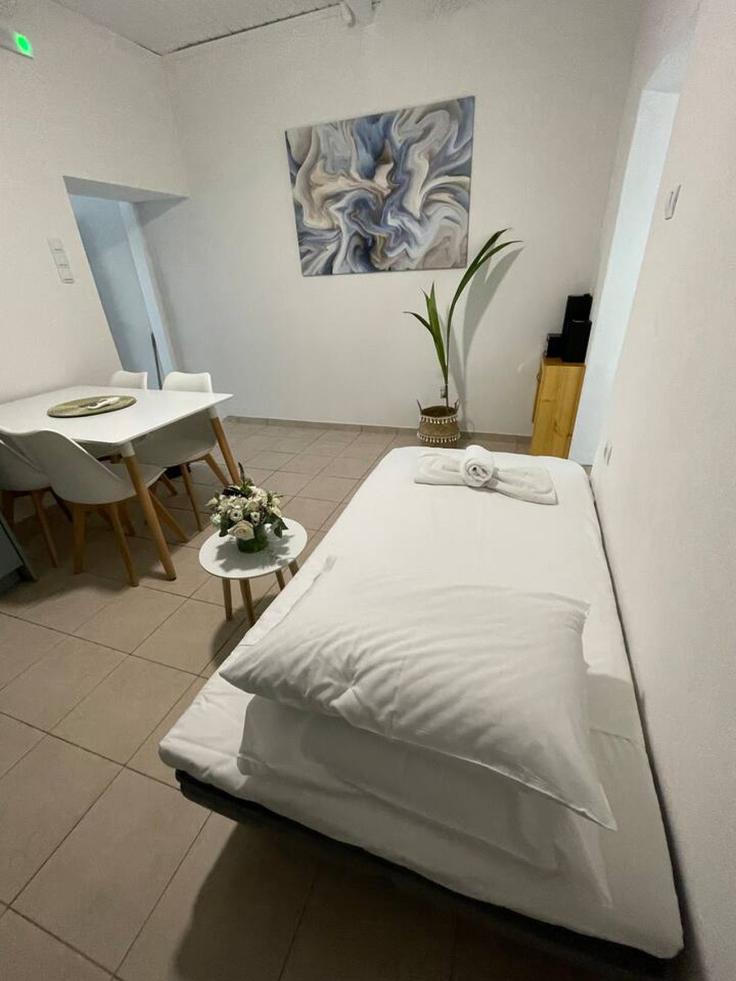 Elegant gestaltetes Wohnzimmer mit moderner Einrichtung in einer Wohnung im Building Agias Paraskevis - prime-stay - 1509118 in Limenas Chersonisou, Iraklio Elegant gestaltetes Wohnzimmer mit moderner Einrichtung in einer Wohnung im Building Agias Paraskevis - prime-stay - 1509118 in Limenas Chersonisou, Iraklio