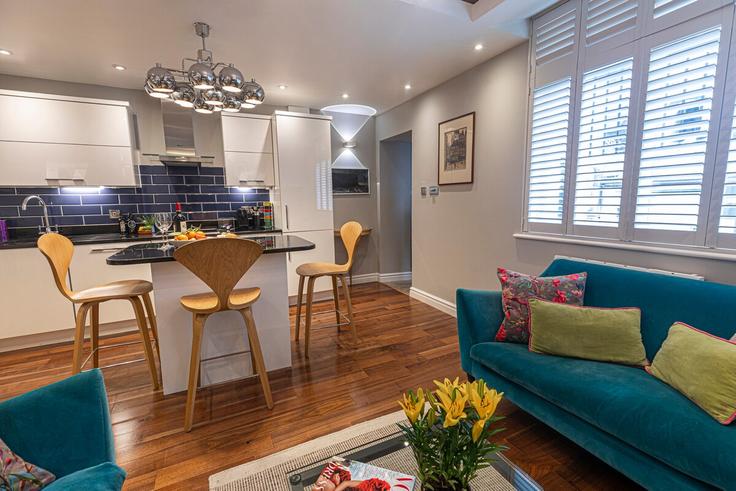 Building Kensington Park Road - primecityrentals - 1501429 adresindeki bir dairede modern mobilyalarla zarif bir şekilde tasarlanmış oturma odası Royal Borough of Kensington and Chelsea, London