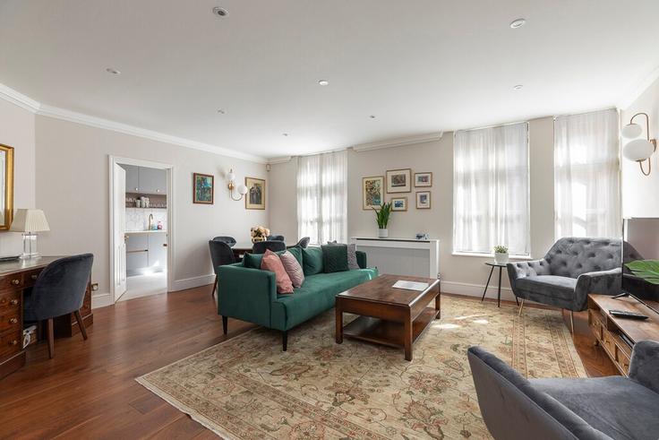 Elegant gestaltetes Wohnzimmer mit moderner Einrichtung in einer Wohnung im Building Mason's Arms Mews - primecityrentals - 1514650 in City of Westminster, London Elegant gestaltetes Wohnzimmer mit moderner Einrichtung in einer Wohnung im Building Mason's Arms Mews - primecityrentals - 1514650 in City of Westminster, London