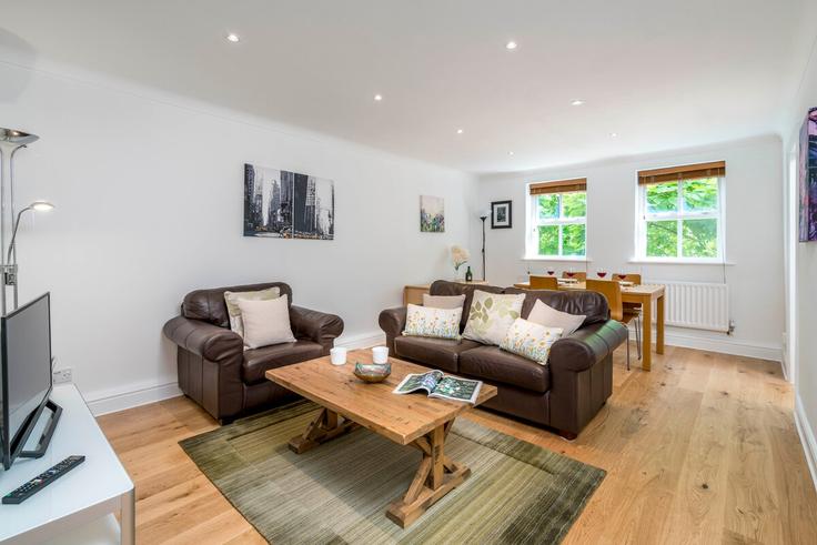 Elegante sala de estar con mobiliario moderno en un apartamento en Building Vauxhall Grove - primecityrentals - 1521031 en London Borough of Lambeth, London