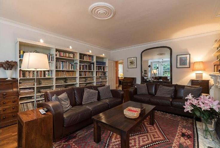 Building Belsize Park Gardens - primecityrentals - 1524138 adresindeki bir dairede modern mobilyalarla zarif bir şekilde tasarlanmış oturma odası London Borough of Camden, London