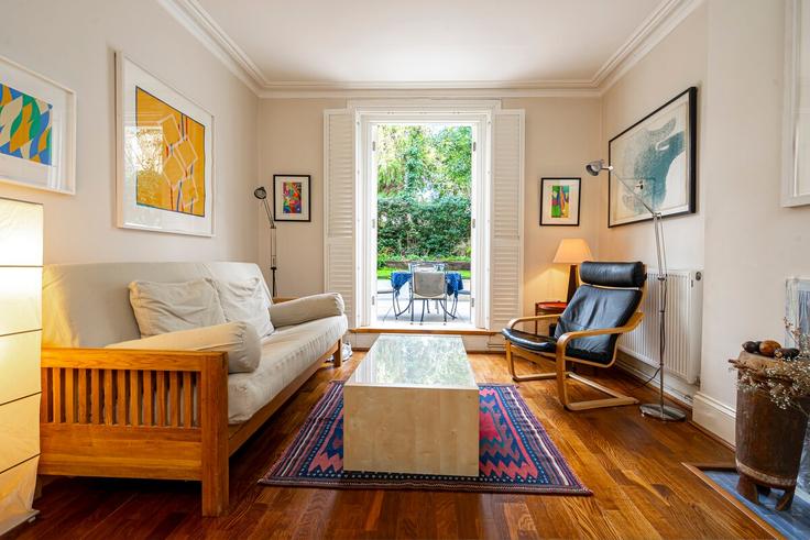 Elegant gestaltetes Wohnzimmer mit moderner Einrichtung in einer Wohnung im Building Belsize Park Gardens - primecityrentals - 1524138 in London Borough of Camden, London