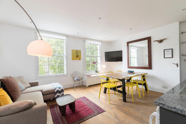 Sala de estar elegantemente projetada com móveis modernos em um apartamento no Building Elia Street - primecityrentals - 1530500 em London Borough of Islington, London Sala de estar elegantemente projetada com móveis modernos em um apartamento no Building Elia Street - primecityrentals - 1530500 em London Borough of Islington, London
